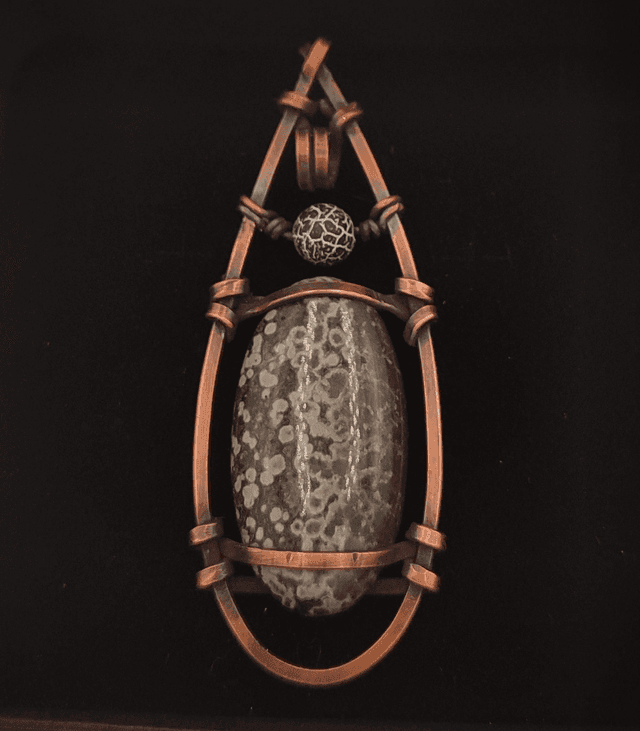 Pendentif variolite / cuivre 